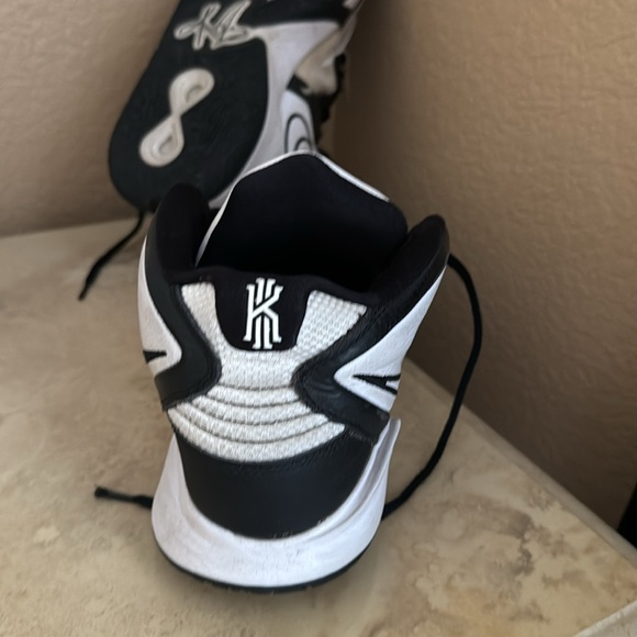 Kyrie infinity Tb White black SIZE 12 USED - Picture 4 of 6